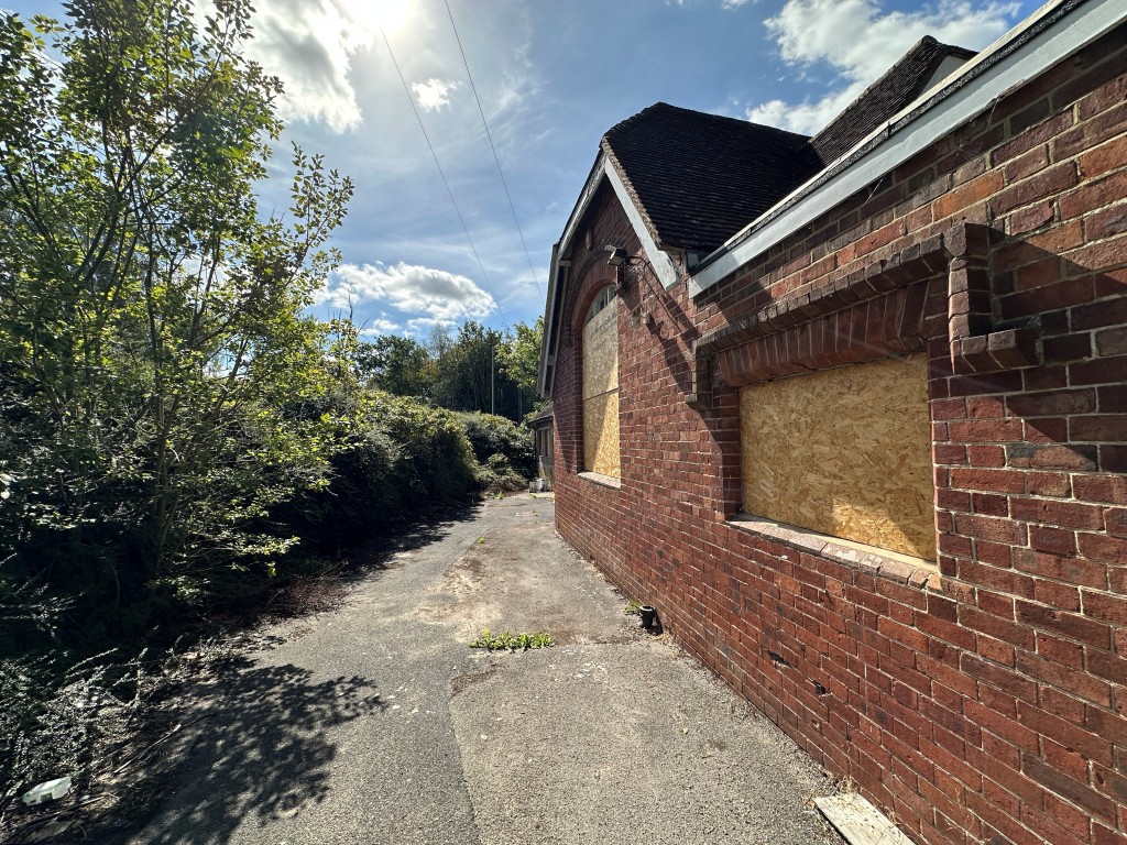 Lot: 227 - THREE-BEDROOM OLD SCHOOL UNIT WITH POTENTIAL - External rear courtyard